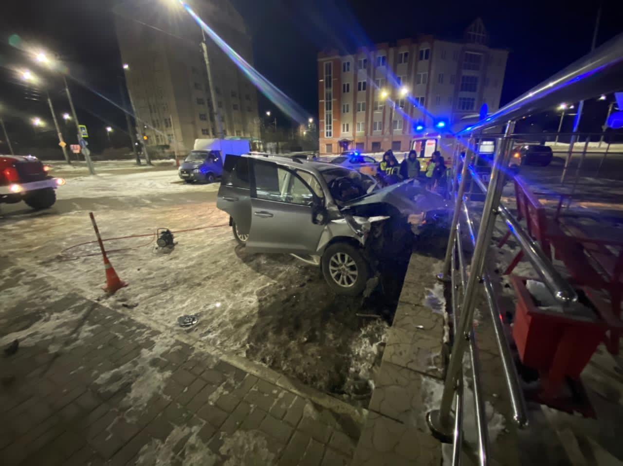 ДТП на ул. Октябрьской д. 21 в Великом Новгороде 12.03.2021 г. -  Оперативная информация - Главное управление МЧС России по Новгородской  области