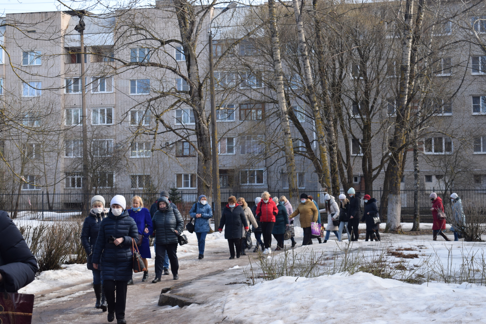 Последние новости великий. Обстрел школ в Великом Новгороде. Школа 33 Великий Новгород. Пожарник в школе. Школа 9 Великий Новгород.