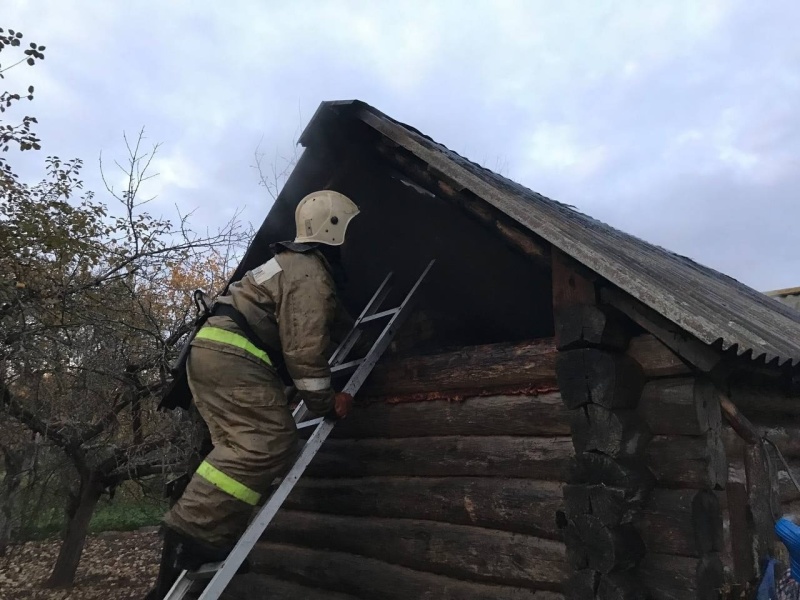 За один выходной в Новгородской области горели пять бань, жилой дом и автомобиль