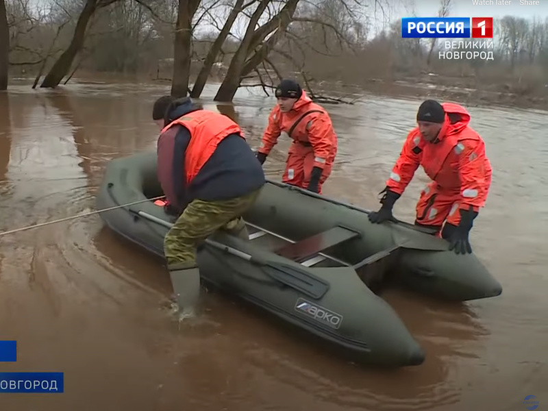 Новгородские спасатели помогают людям в отрезанных водой населенных пунктах