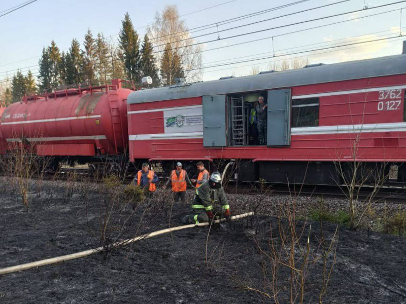 Для тушения травы у железной дороги в Окуловском районе задействовали пожарный поезд