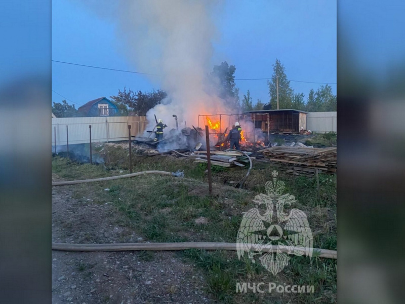 В Новой Мельнице сгорел дачный дом. Пострадали два человека