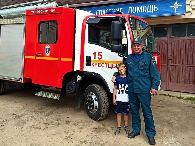 В Новгородской области юный житель пришел на базу спасателей поблагодарить своего спасителя