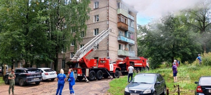 Из горящей квартиры в боровичской пятиэтажке спасли человека