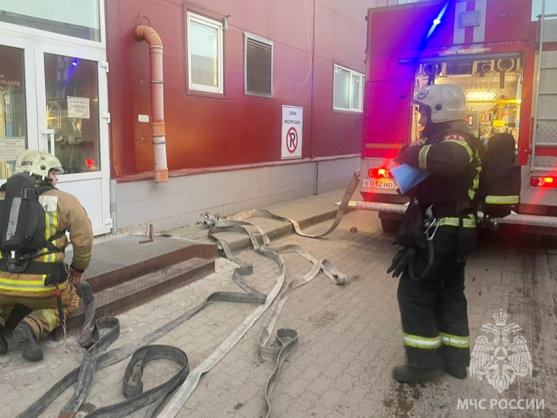 Огнеборцы ликвидировали условный пожар в новгородском торговом центре