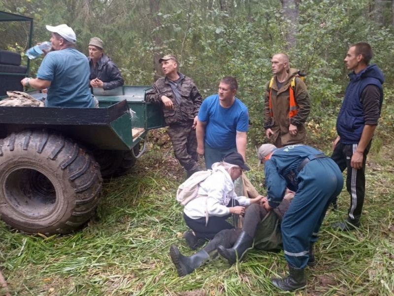 Пожилой мужчина блуждал в лесах Старорусского района девять дней