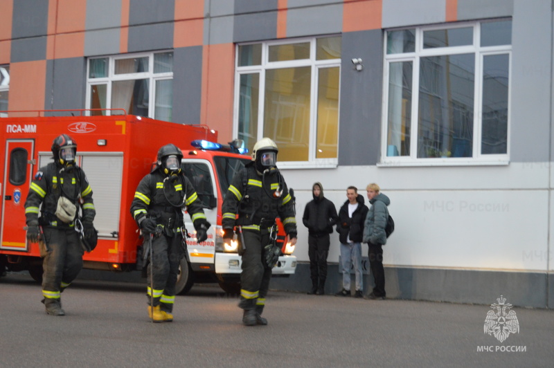 Сегодня в Великом Новгороде прошли пожарно-тактические учения по ликвидации пожара в здании общеобразовательной школы № 37