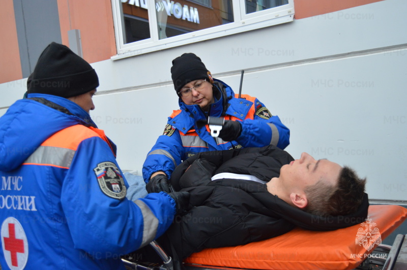 Сегодня в Великом Новгороде прошли пожарно-тактические учения по ликвидации пожара в здании общеобразовательной школы № 37