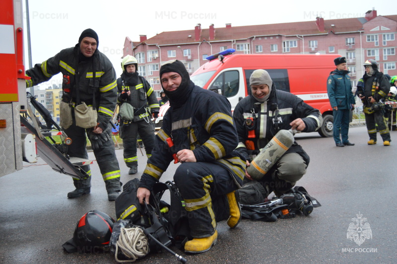 Сегодня в Великом Новгороде прошли пожарно-тактические учения по ликвидации пожара в здании общеобразовательной школы № 37